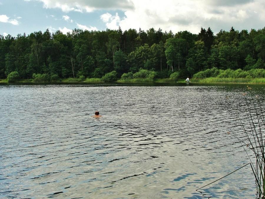 Kąpiel w jeziorze.