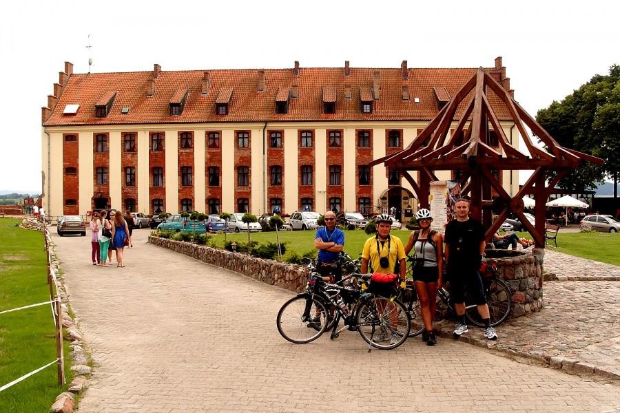 Wspólne zdjęcie na tle Pałacu Marysieńki
