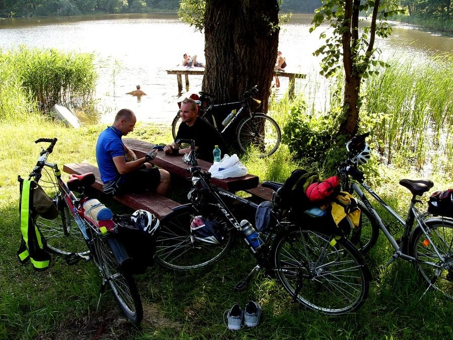 Odpoczynek nad jeziorem w Białej Górze