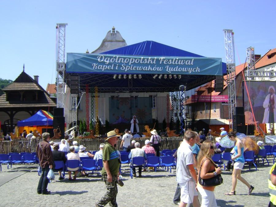 Krzykliwa solista na scenie w Kazimierzu Dolnym