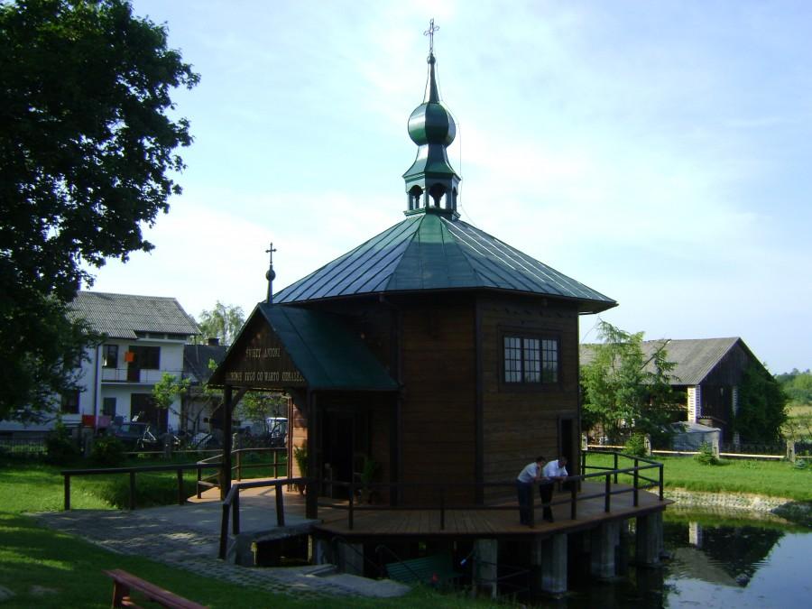 Drewniana kaplica "Na wodzie" w Radecznicy