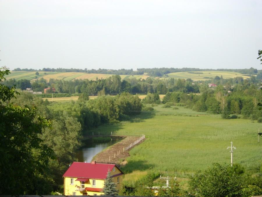Ładny widok z dziedzińca kościelnego na Roztocze