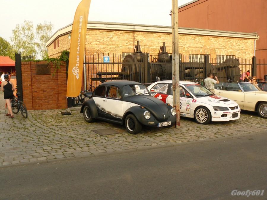 Motoryzacyjne atrakcje na parkingu przed Maciejem.