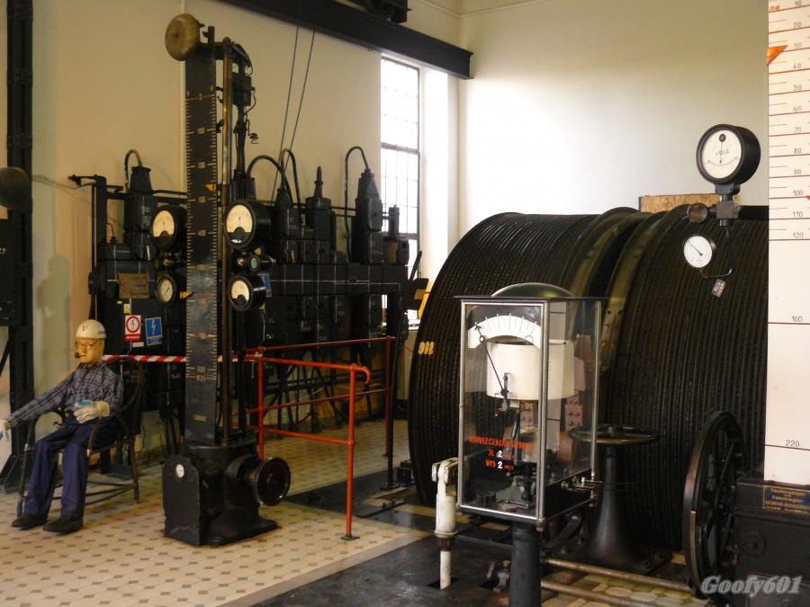 Maszyna wyciągowa o napędzie elektrycznym.