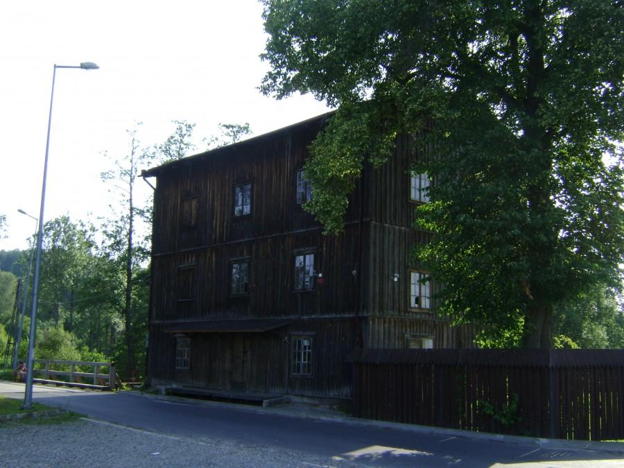 Stary młyn nieopodal pstągarni w Bondyrzu