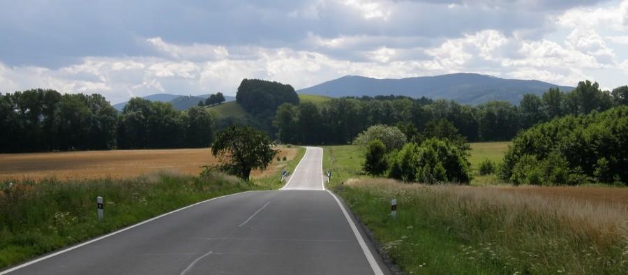 Tędy, w kierunku do Jesenika miło i przyjemnie się kręci