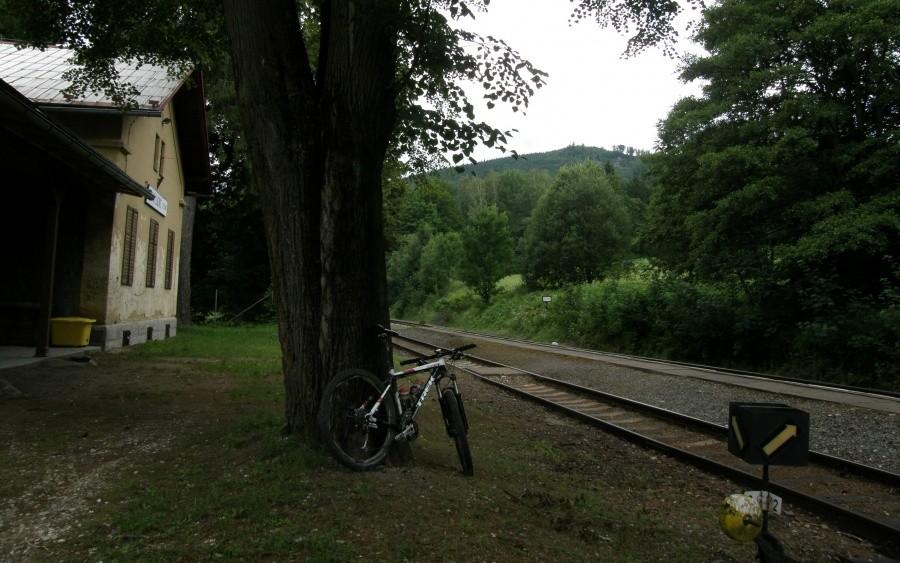Na Przełęczy Lipova (578 m) jest stacja kolejowa z widokiem na Sokoli Wierch :)
