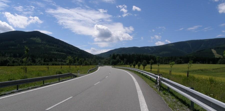 Początek solidnego podjazdu z Bela p. Pradedem na Cervenhorske sedlo ...
