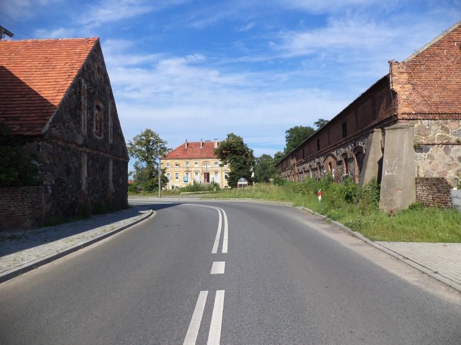 Stpułów, wjazd "na podwórza" - jeszcze do niedawna po wąskim bruku
