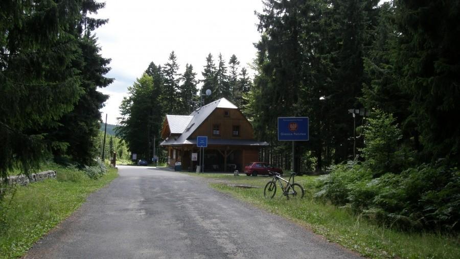 Na Przełęczy Płoszczyna (817 m) po raz drugi przekraczam granicę