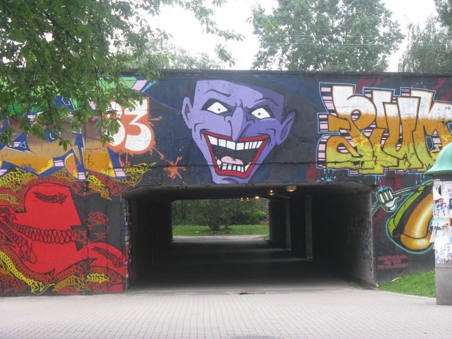 Graffitti na murze tunelu