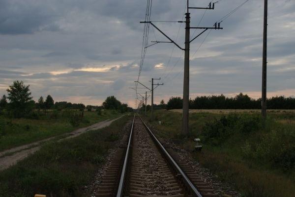 z Anetą ścieżką koło torów
