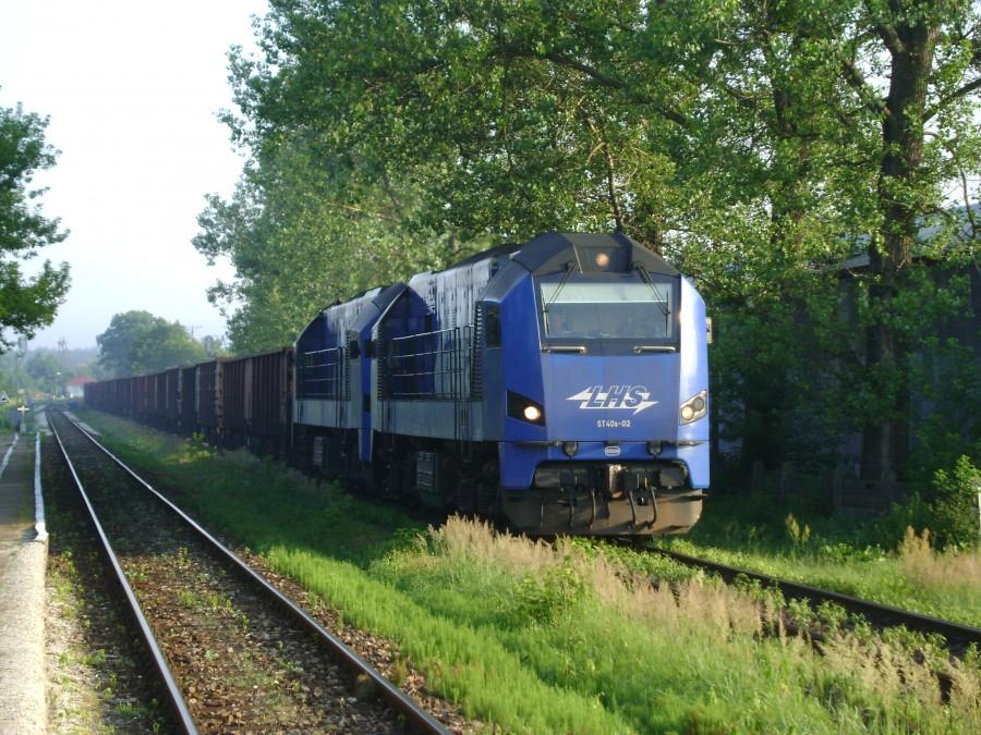 Poranny skład na szerokim torze na czele z dwoma ST40 na stacji Zwierzyniec