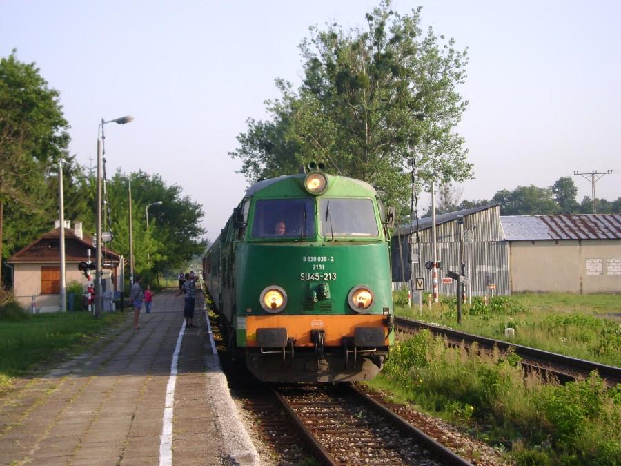Poranny IC Hetman z Zamościa do Zielonej Góry na czele z SU45-213 na stacji Zwierzyniec
