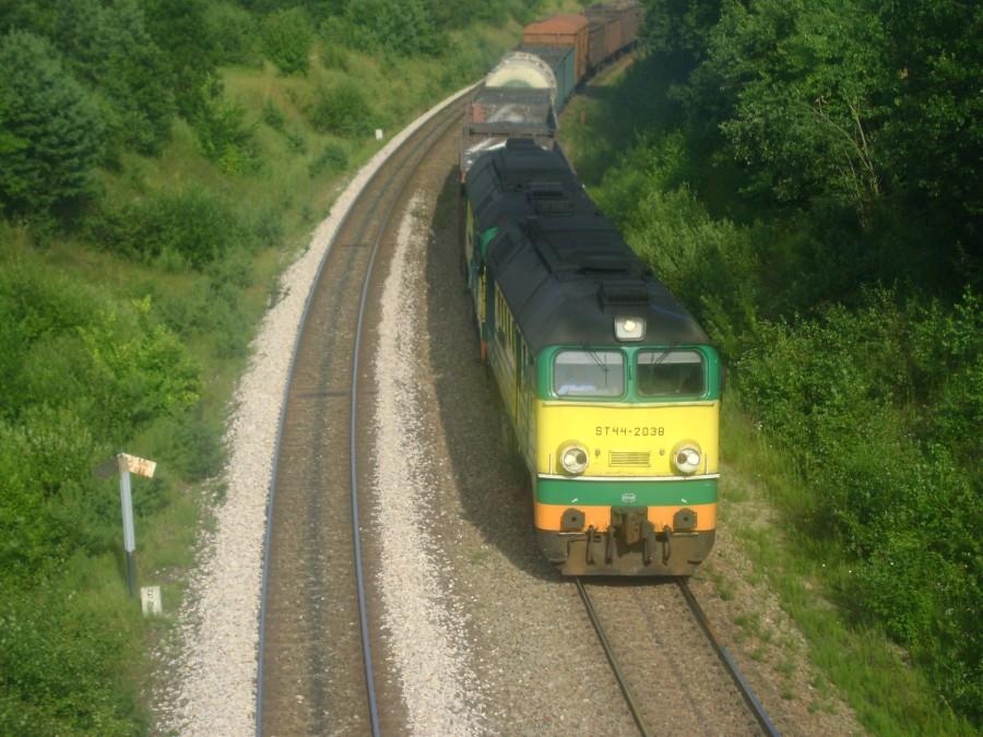 Pociąg LHS-u na czele z ST44 walczący z podjazdem w Szozdach