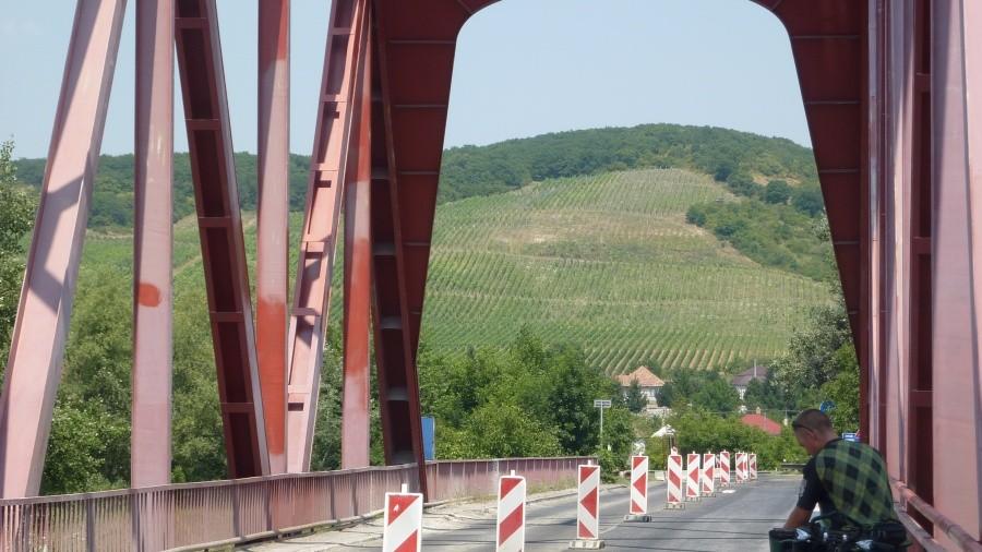 Po przebiciu się przez górki wylądowaliśmy w słowackim zagłębiu winiarskim. Wszystko począwszy od krajobrazu i winnic, a na architekturze skończywszy budziło skojarzenia z wybrzeżem Morza Śródziemnego
