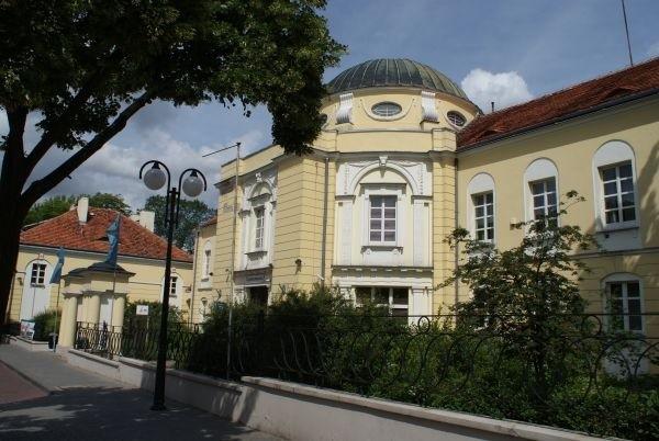 Gmach dawnego Banku Polskiego przy ul. Antoniego w Tomaszowie, 1923-1924, w stylu akademickiego klasycyzmu z polskimi formami architektury pałacowej.