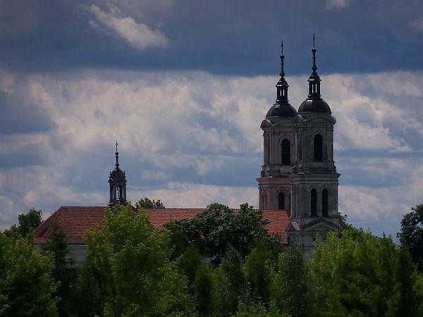 Czarne chmury nad kościołem w Szymanowie