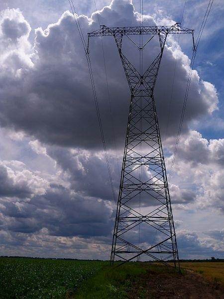 Chmury i słup energetyczny