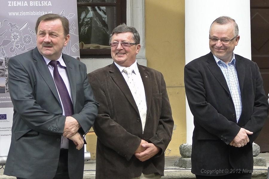 od lewej: Wójt Gminy Porąbka Czesław Bułka, Prezydent Polskiego Związku Pszczelarskiego Tadeusz Sabat i Starosta Bielski Andrzej Płonka