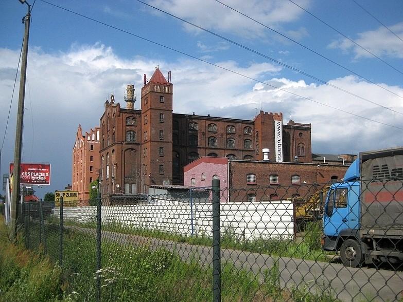 Ogromny, ceglany budynek w Luboniu