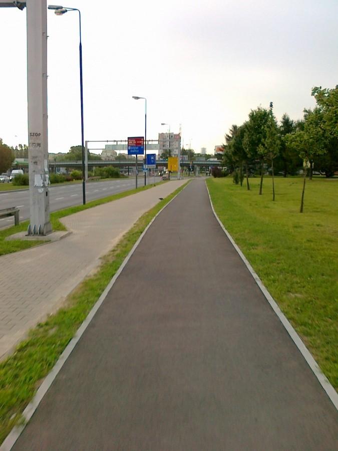 Przy Górczewskiej między parkami droga dla rowerów jest po obu stronach
