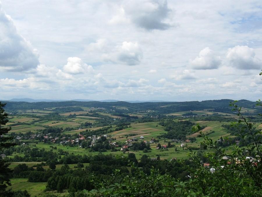 W oddali Beskid Niski, a w dole Blizne- widok z góry Św. Michała.
