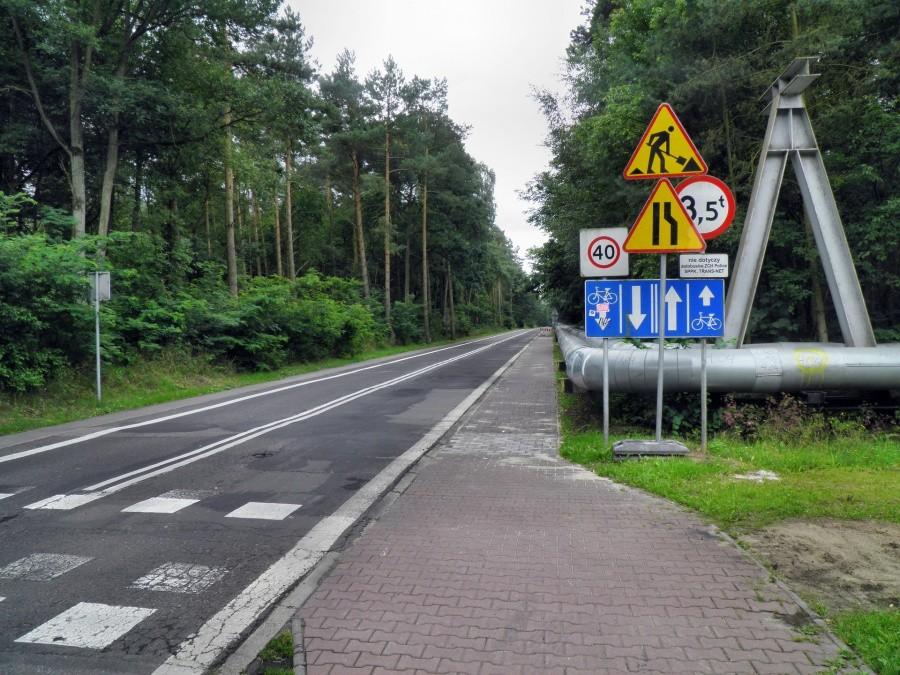 Tak zwana droga "rurowa" prowadząca do Polic.