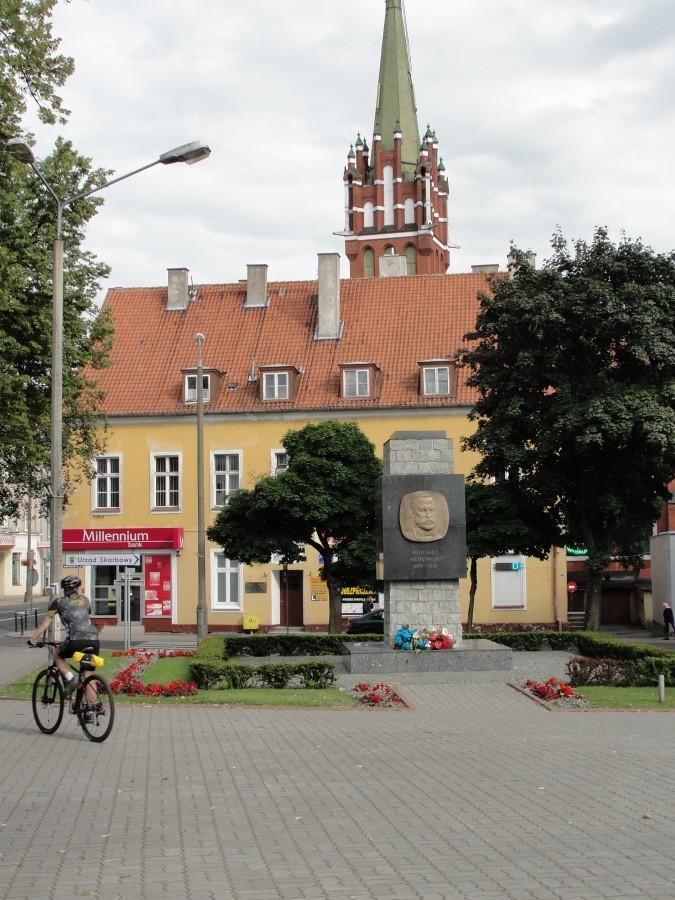 Kętrzyn. Pod ratuszem w centralnym punkcie pomnik Wojciecha Ketrzyńskiego.