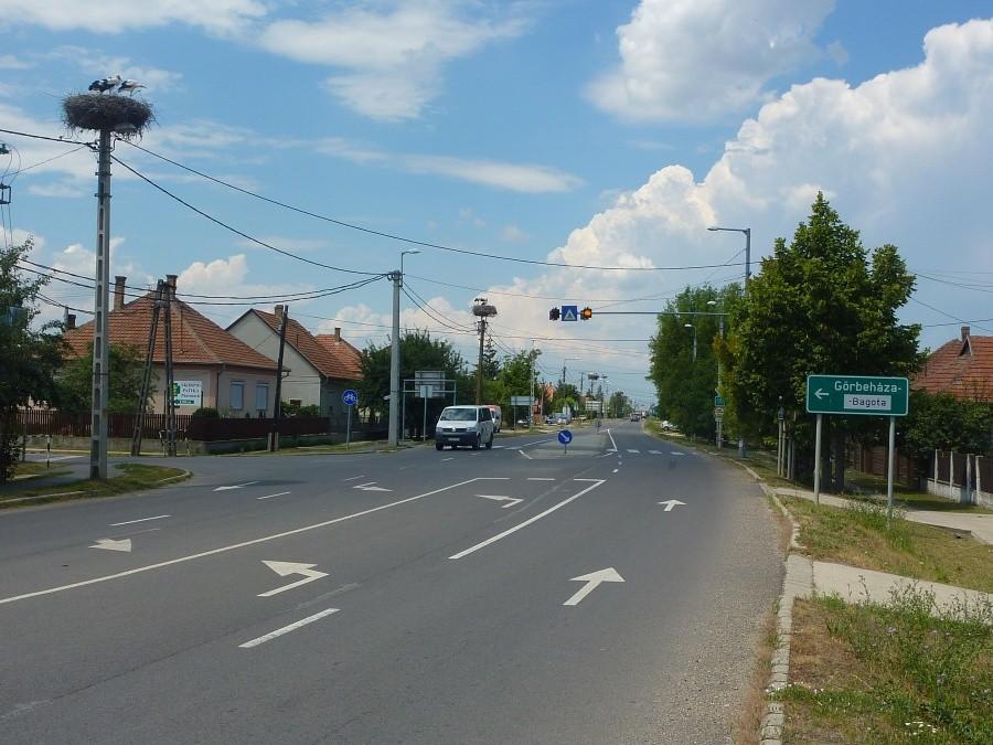 Görbeháza - Tak wyglądała większa część mijanych na trasie węgierskich wiosek. Ta wyróżniała się rekordowo dużą ilością bocianich gniazd.