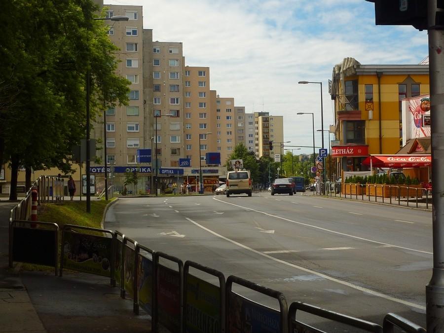 Miszkolc to w dużej mierze blokowiska. Niektóre osiedla ortogonalnie upchnięto w centrum inne chaotycznie porozrzucano na zboczach Gór Bukowych