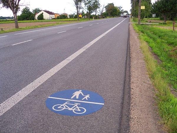 Rowerówka i chodnik wytyczone z trasy 62