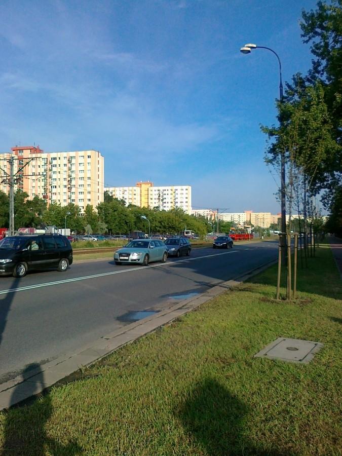 Ulica Broniewskiego. W wakacyjny ranek ruch jest niewielki
