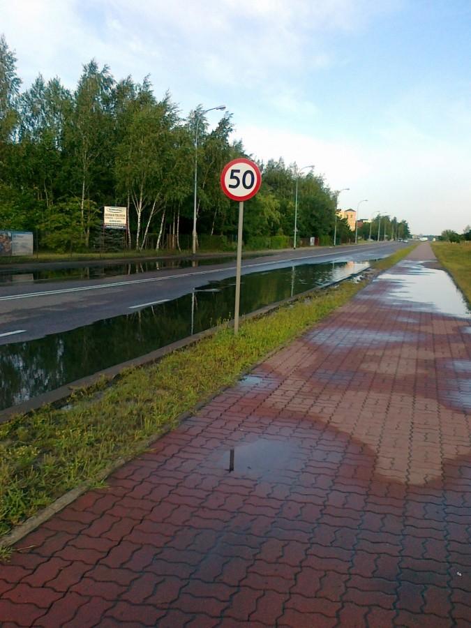 W ty miejscu na Piastów Śląskich po każdym deszczu tworzy się taka kałuża