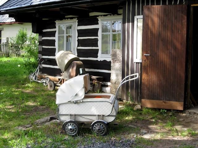 świetny wózek, a w nim niemowlak