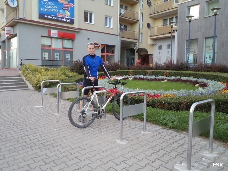 Mikołaj podziwia stojaki rowerowe