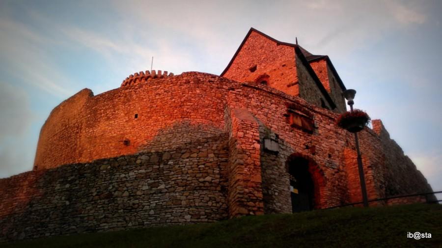 zamek w promieniach zachodzącego słońca