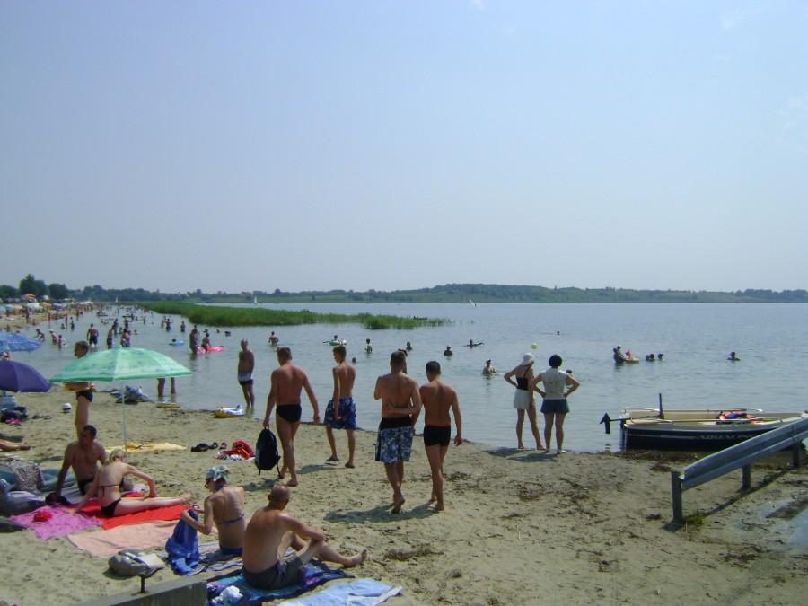 Wypoczywajacy nad Jeziorem Machowskim