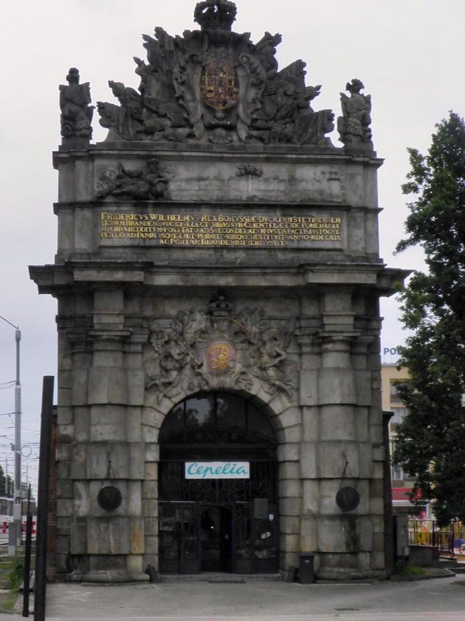 Brama Portowa, obiekt historyczny, widok od frontu.