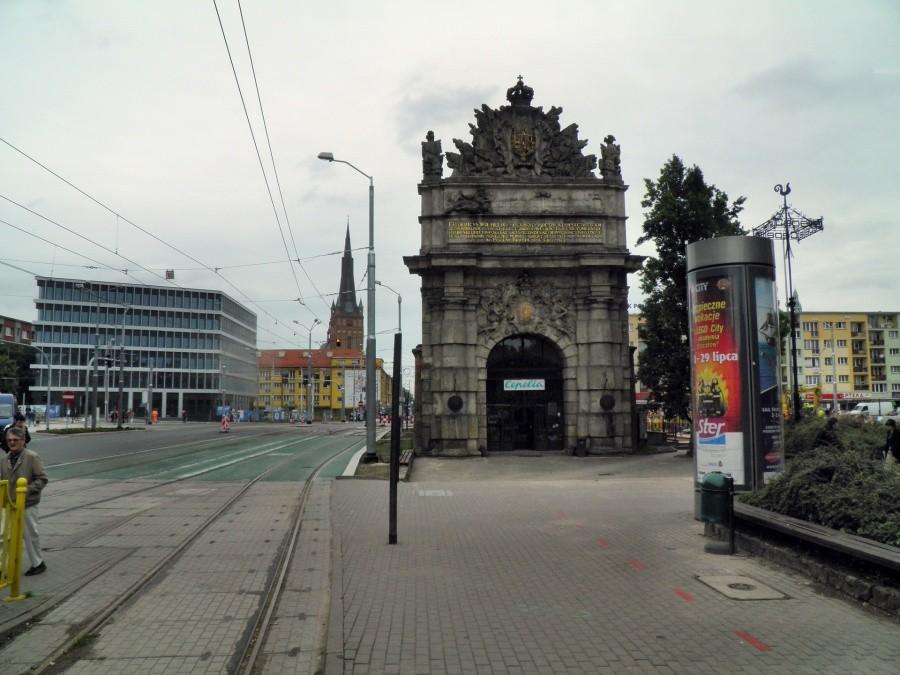 Zabytkowa Brama Portowa i jej otoczenie.