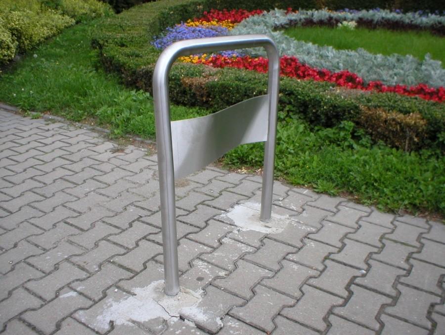 USZKODZONY STOJAK ROWEROWY