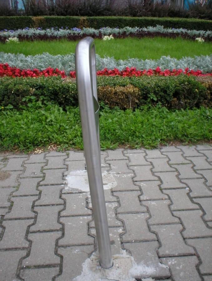 USZKODZONY STOJAK ROWEROWY