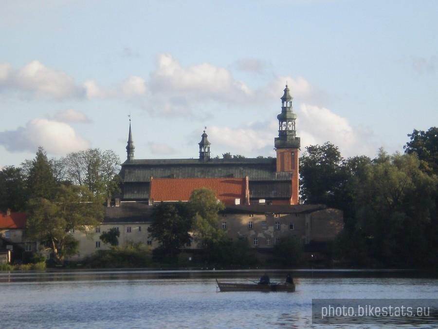Kolegiata w Kartuzach. Widok z Wyspy Łabędziej