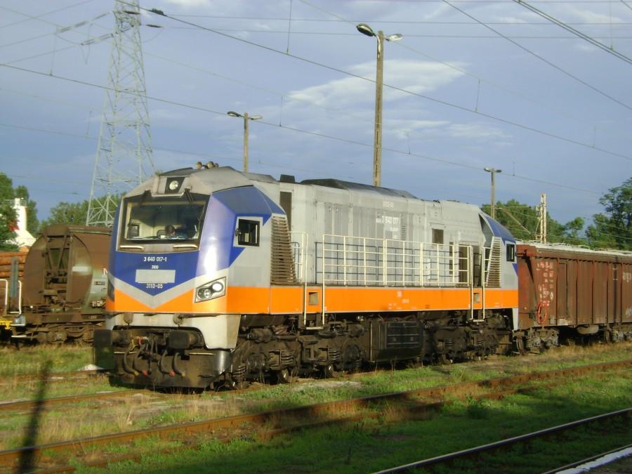 311D-05 uchwycony przed odjazdem ze stacji Tomaszów Maz