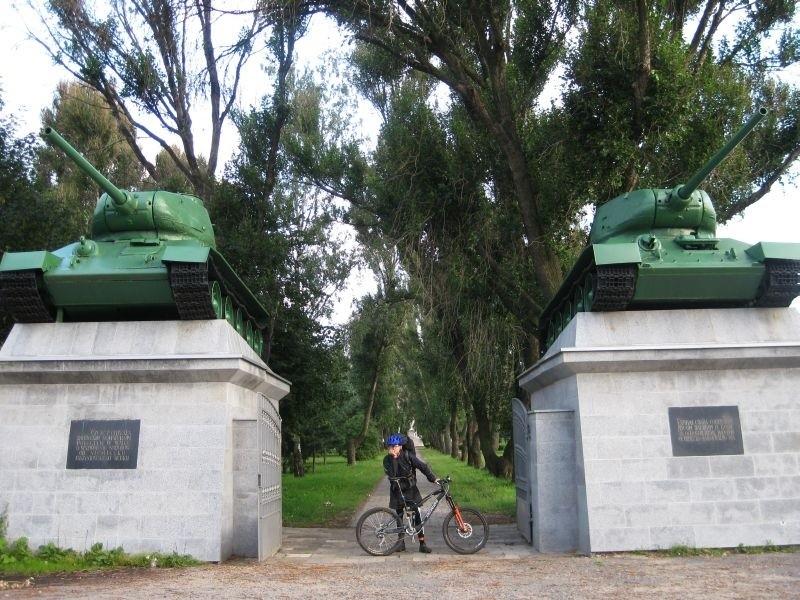 Cmentarz radziecki i bardzo radzieckie czołgi