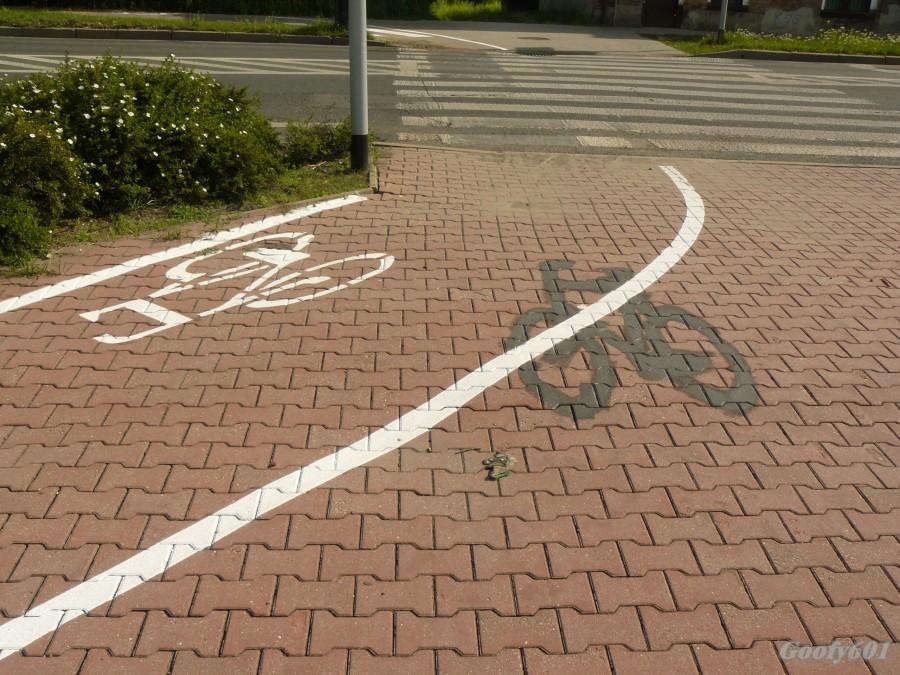 Jasna i ciemna strona ścieżek rowerowych ;)