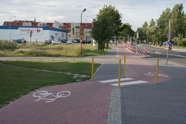 zagrażające - słupki na ścieżce na ul. Jana Pawła II