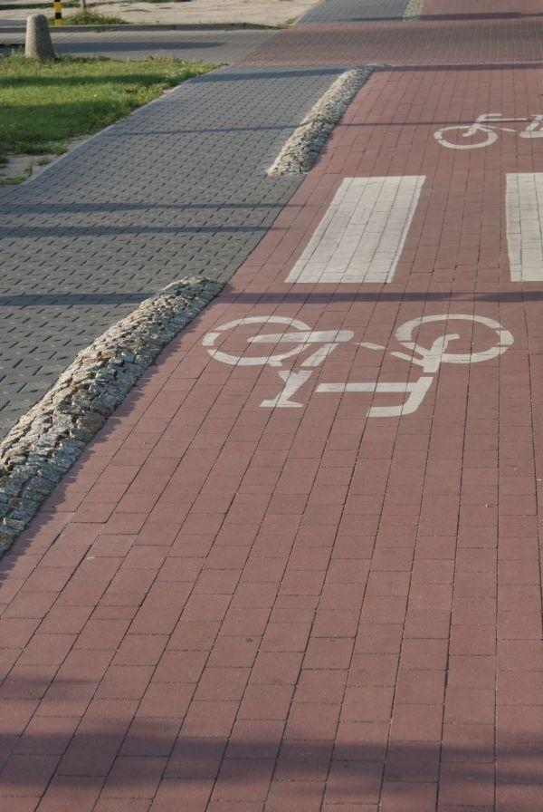 wał - oddzielający ścieżkę od chodnika, na ul. Jana Pawła II
