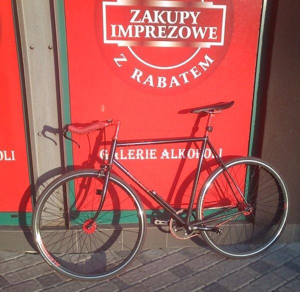 Peugeot Cologne przy sklepie z alkoholami