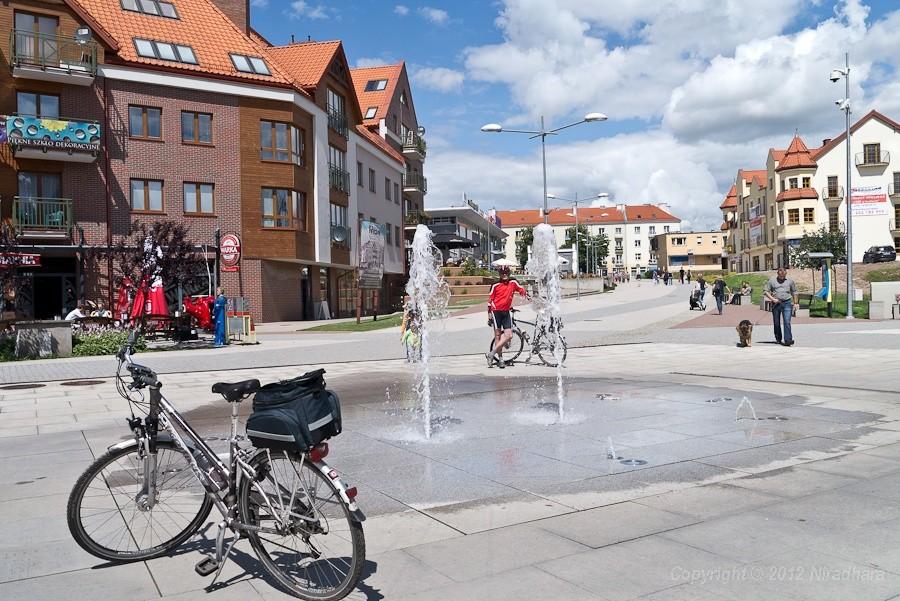 Piotrek przy fontannie